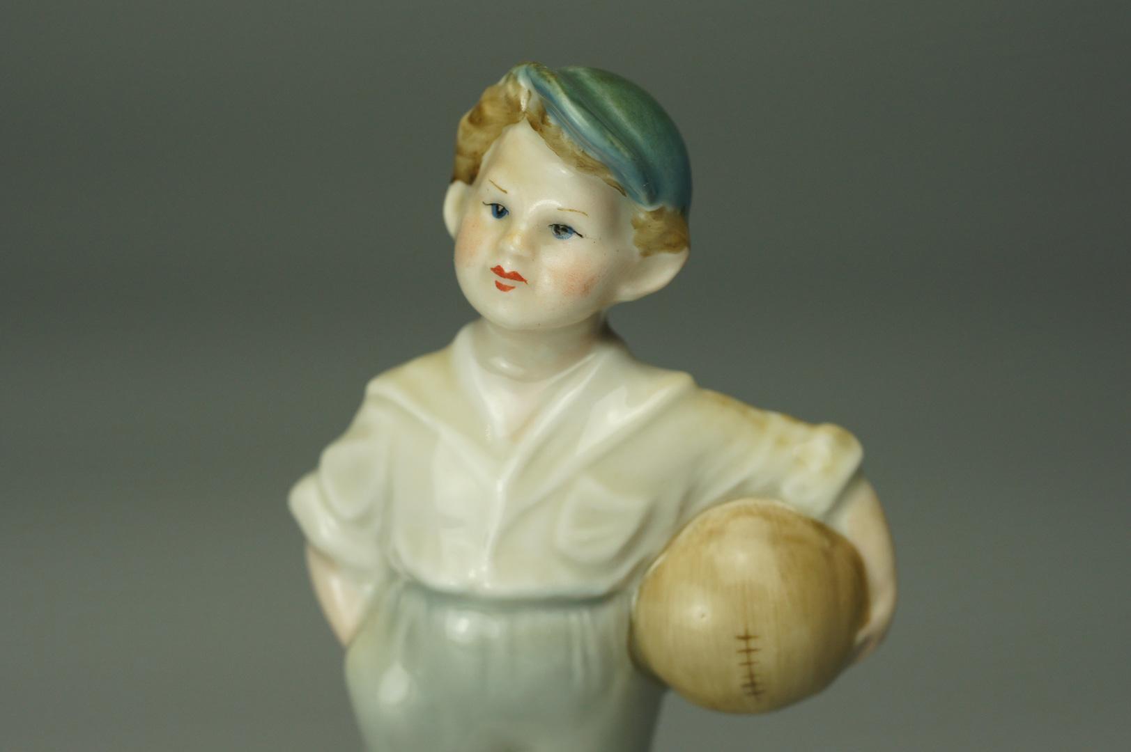 Статуэтка Мальчик с мячом Рига 