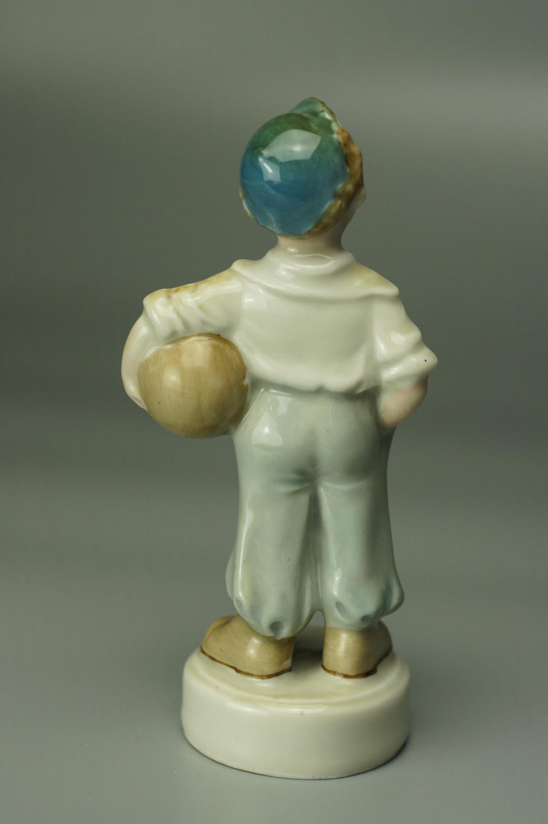 Статуэтка Мальчик с мячом Рига 
